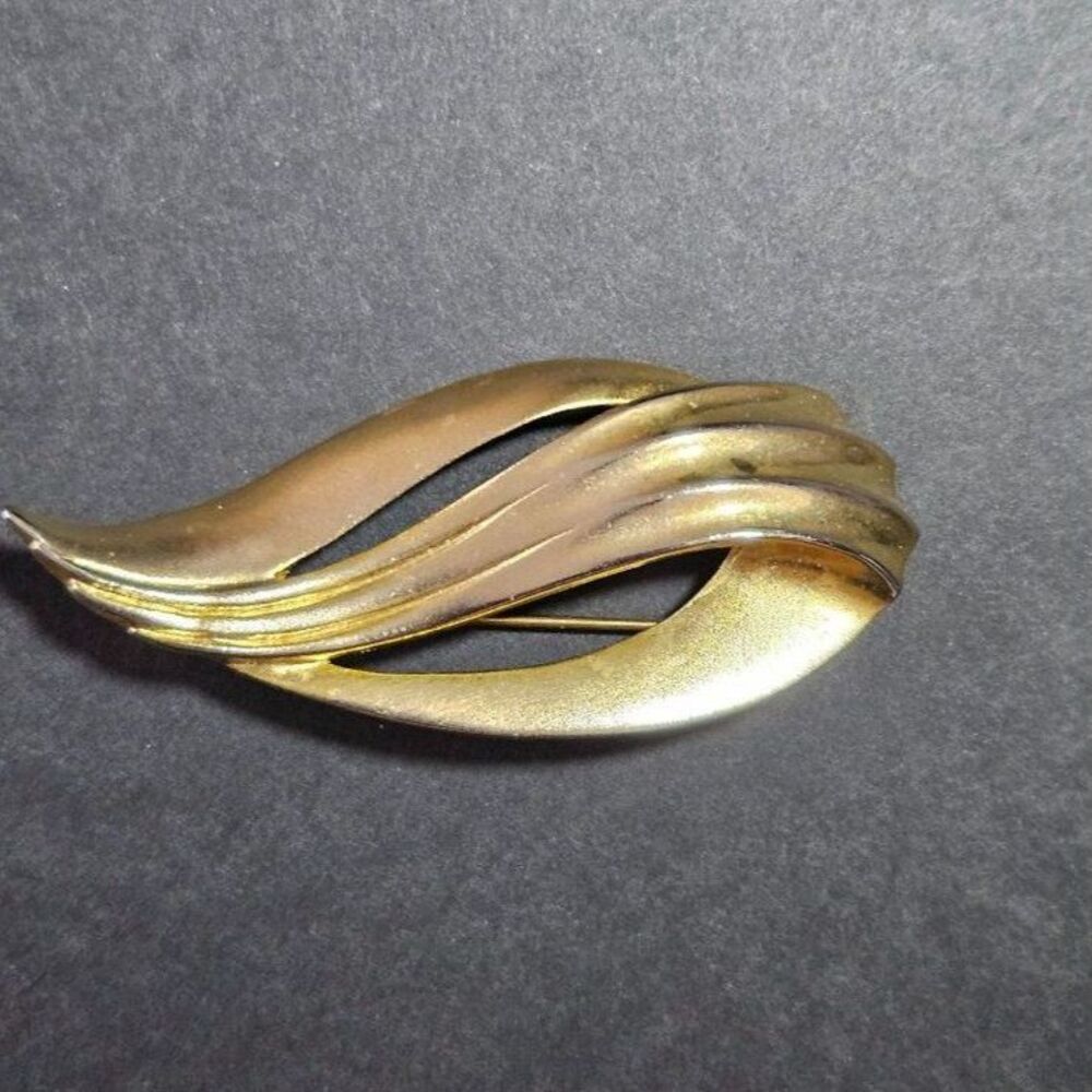 M Jent  gold tone vintage swirl brooch
